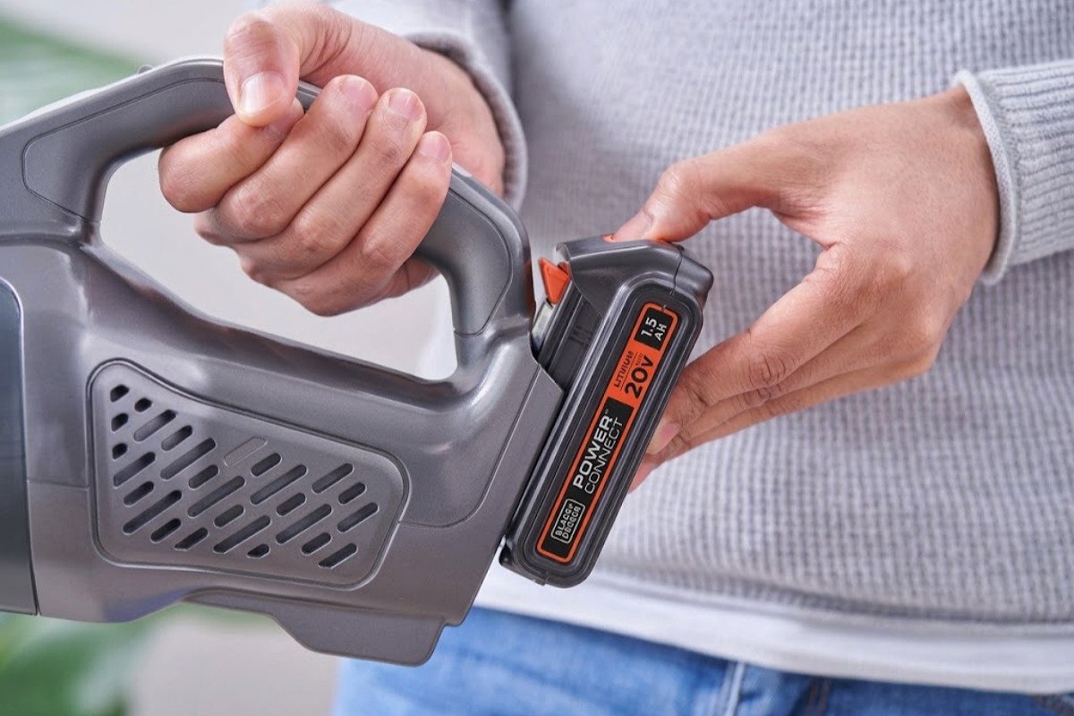 Removable cordless vacuum battery as required by EU rules